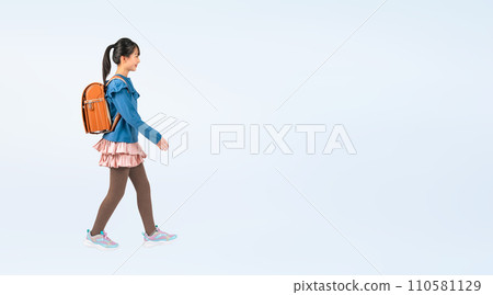 背著書包走路的女小學生 背著書包走路的女小學生 110581129