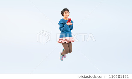 女孩用智慧型手機跳躍 110581151