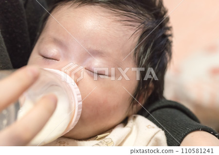 【用奶瓶餵寶寶喝奶】 110581241