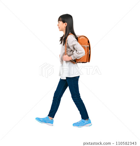 一名女小學生背著書包走路-透明背景照片PNG手工精準剪裁 110582343