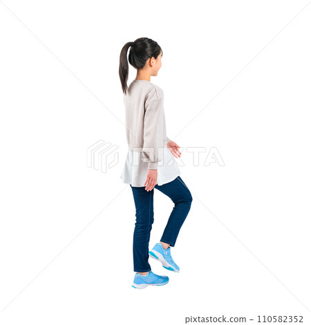一個行走的女孩的後視圖-透明背景照片PNG手工精確剪裁 一個行走的女孩的後視圖-透明背景照片PNG手工精確剪裁 110582352