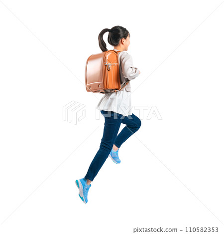 一名女小學生背著書包跳躍的後視圖-透明背景照片PNG手工精確剪裁 一名女小學生背著書包跳躍的後視圖-透明背景照片PNG手工精確剪裁 110582353