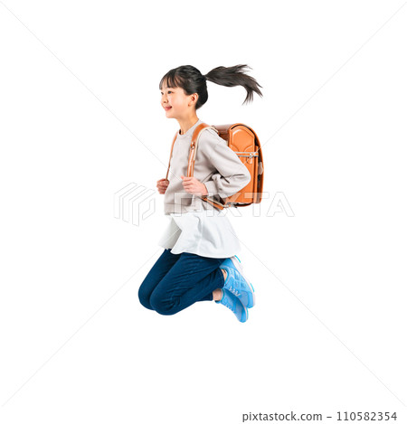 背著書包跳躍的小學生-透明背景照片PNG手工精準剪裁 110582354