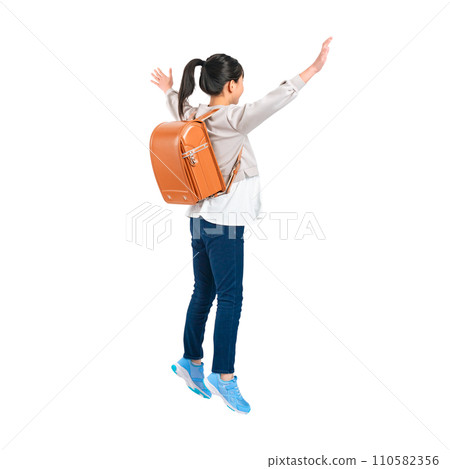一名女小學生背著書包跳躍的後視圖-透明背景照片PNG手工精確剪裁 110582356