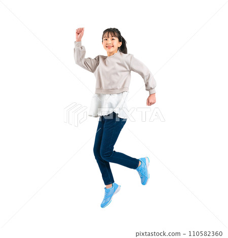 Full-body photo of a jumping girl - Transparent background photo PNG precisely cut out by hand 110582360
