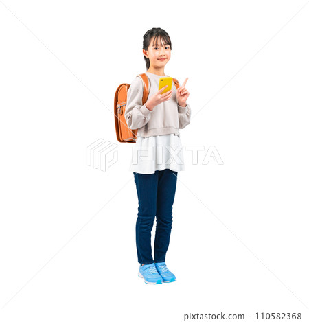 拿著智慧型手機的小學生-透明背景照片PNG手工精準剪裁 拿著智慧型手機的小學生-透明背景照片PNG手工精準剪裁 110582368