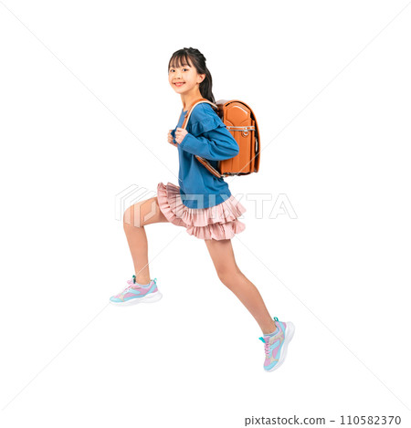 背著書包跳躍的小學生-透明背景照片PNG手工精準剪裁 背著書包跳躍的小學生-透明背景照片PNG手工精準剪裁 110582370