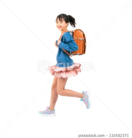 背著書包跳躍的小學生-透明背景照片PNG手工精準剪裁 背著書包跳躍的小學生-透明背景照片PNG手工精準剪裁 110582371
