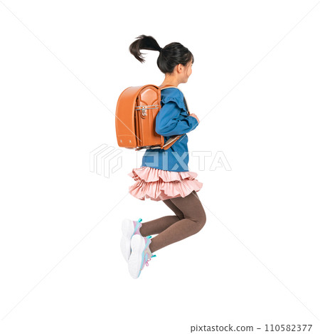 背著書包跳躍的小學生-透明背景照片PNG手工精準剪裁 110582377