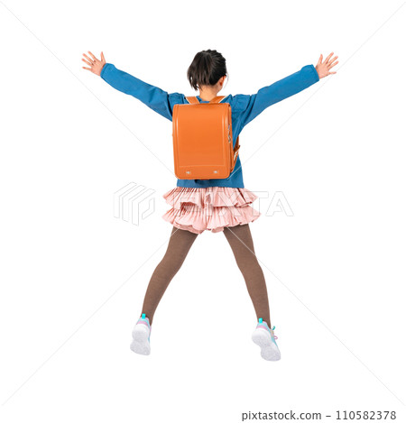 背著書包跳躍的小學生-透明背景照片PNG手工精準剪裁 110582378