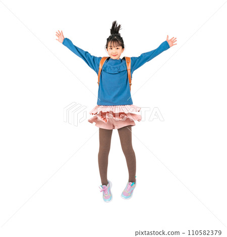 背著書包跳躍的小學生-透明背景照片PNG手工精準剪裁 110582379