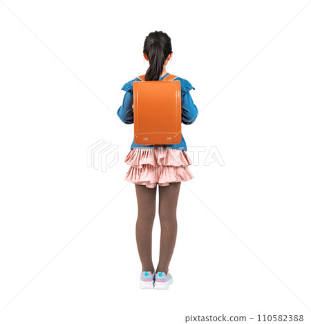 Back view of a female elementary school student carrying a school bag - Transparent background photo PNG precisely cut out by hand 110582388
