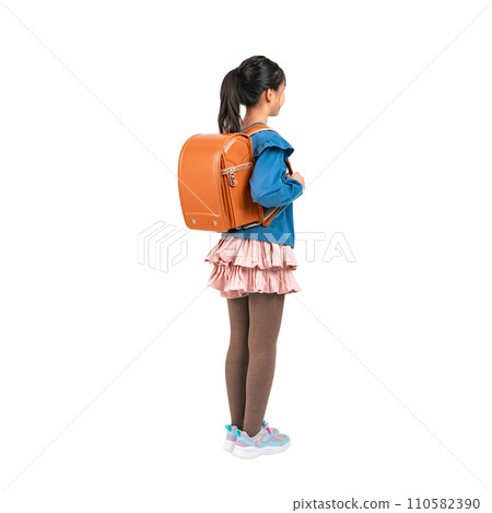 Back view of a female elementary school student carrying a school bag - Transparent background photo PNG precisely cut out by hand 110582390