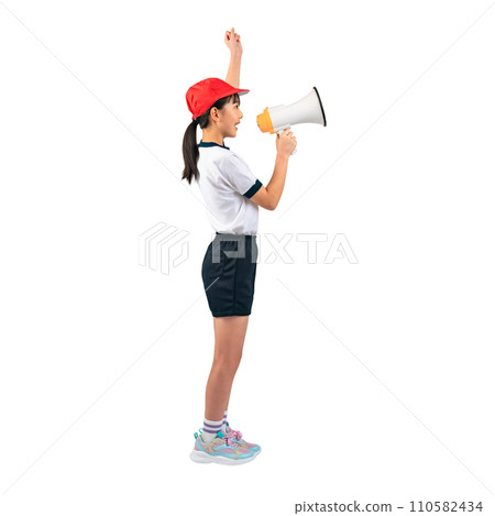 一個穿著運動服的女孩拿著擴音器歡呼。一張透明背景照片PNG，手工精確剪裁。 110582434