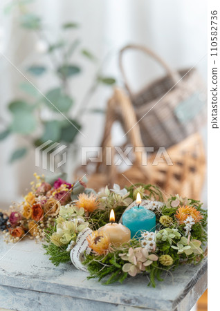 Bright room with spring colored wreath and candles 110582736