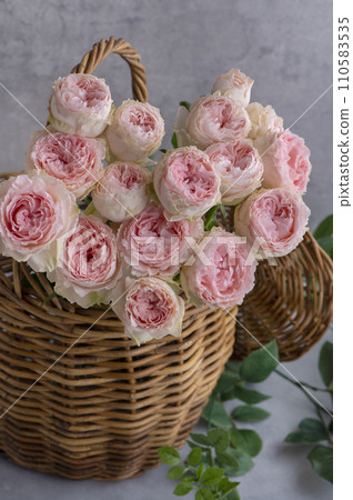 籃子裡的粉紅玫瑰花束 110583535