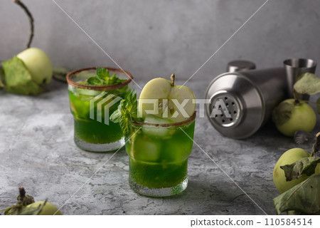 Apple alcoholic cocktail or mocktail Apple alcoholic cocktail or mocktail 110584514