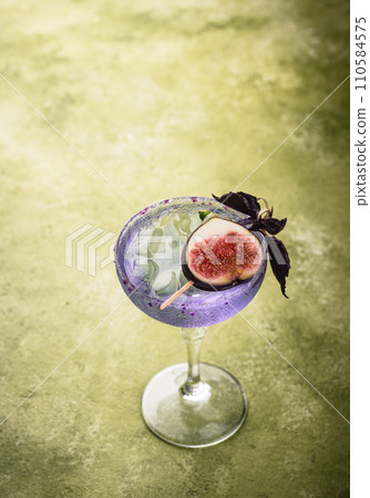 Purple fig cocktail or mocktail in glass 110584575