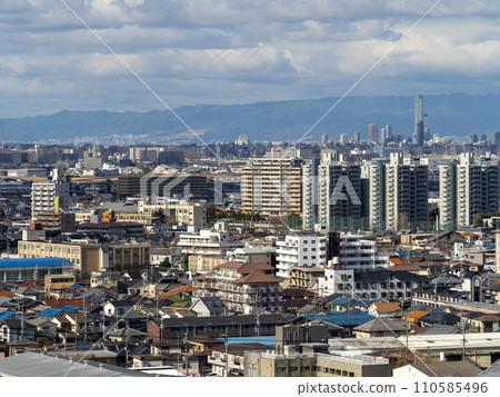 [High resolution] Osaka cityscape with dense buildings 110585496