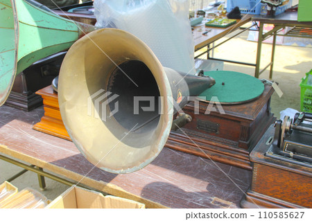 路邊攤賣古董（留聲機） 110585627