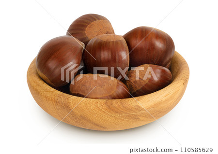 chestnut in wooden bowl isolated on white background wit full depth of field. chestnut in wooden bowl isolated on white background wit full depth of field. 110585629