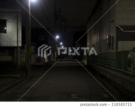 深夜小工廠林立的街道風景 深夜小工廠林立的街道風景 110585715