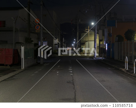 深夜小工廠林立的街道風景 深夜小工廠林立的街道風景 110585718