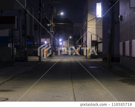 深夜小工廠林立的街道風景 110585719