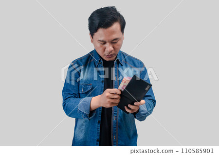 Young Asian man showing shocked face expression 110585901