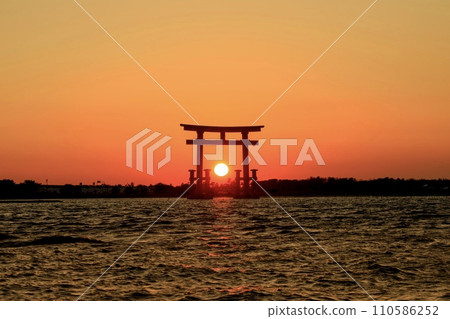 濱松市濱名湖紅色鳥居的夕陽 濱松市濱名湖紅色鳥居的夕陽 110586252