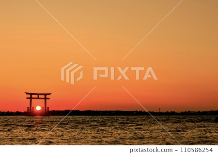 濱松市濱名湖紅色鳥居的夕陽 濱松市濱名湖紅色鳥居的夕陽 110586254