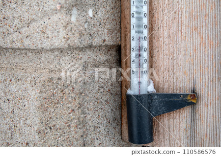Winter time. Thermometer shows low temperatures in celsius. Cold and frost 110586576
