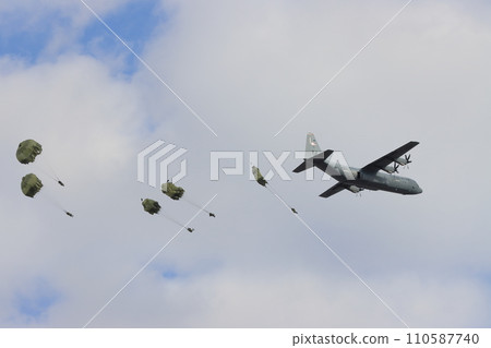 遊騎兵從運輸機下降、空降、跳傘訓練、特種部隊 遊騎兵從運輸機下降、空降、跳傘訓練、特種部隊 110587740