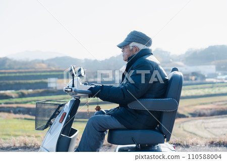 駕駛高級汽車的老人 110588004