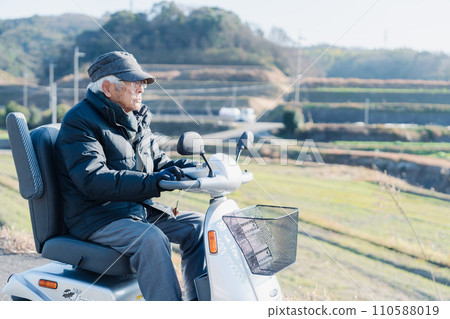 駕駛高級汽車的老人 駕駛高級汽車的老人 110588019
