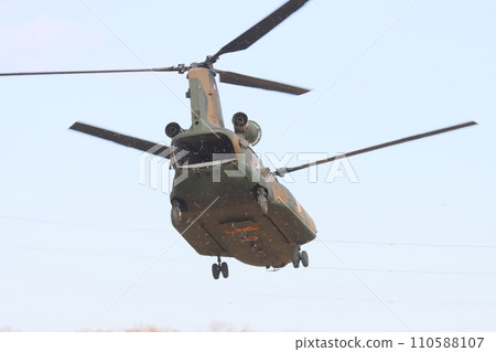 大型運輸直升機CH-47J陸上自衛隊演習 110588107