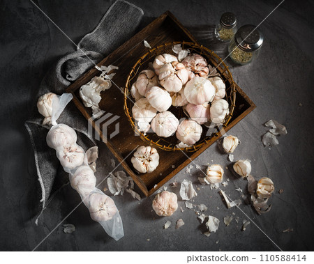 fresh garlic on a wooden table fresh garlic on a wooden table 110588414