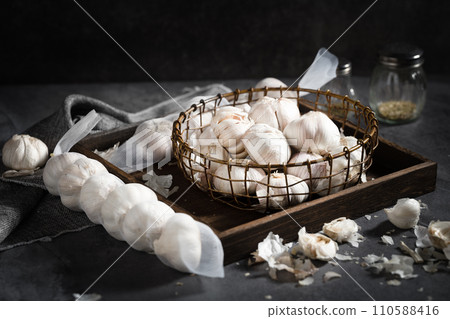 fresh garlic on a wooden table 110588416