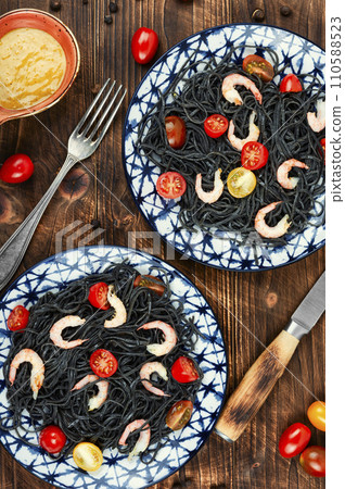 Vegan spaghetti with shrimp. 110588523