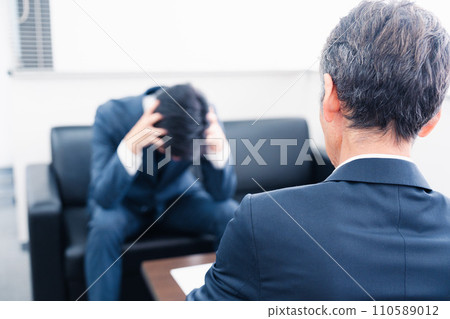商人被老闆打電話後抱著頭 商人被老闆打電話後抱著頭 110589012
