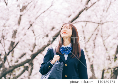 沿著櫻花樹散步的女高中生 110589173