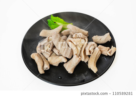 煮半熟的豬雜碎 110589281