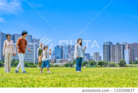 Three generations of families running in the park 110589637