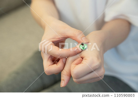 做艾灸的女人的手 做艾灸的女人的手 110590803