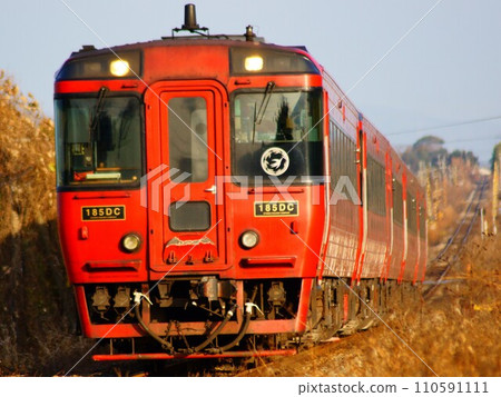 Kiha 185 series is added to 5 cars and runs up the hill 110591111