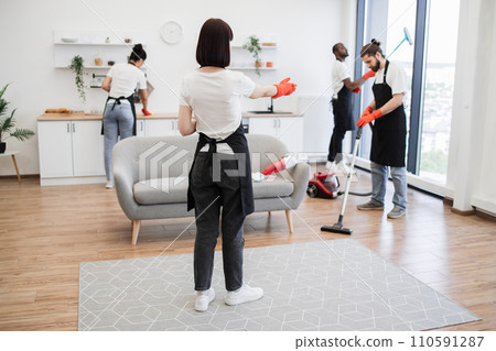 Female boss of company distributes tasks to employees. 110591287