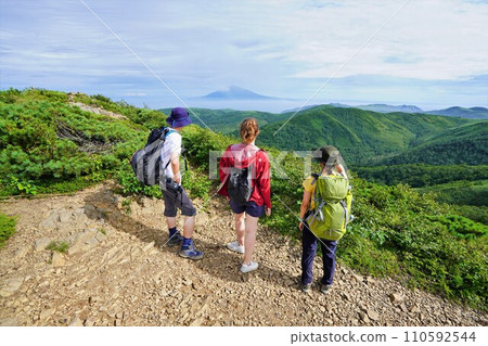 登山者在禮文岳眺望風景 登山者在禮文岳眺望風景 110592544