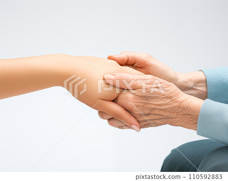 與老人牽手的手特寫 110592883