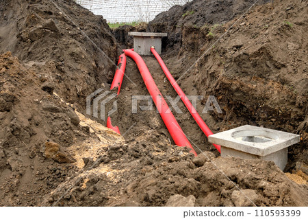 Laying of heating pipeline in the trench to provide new houses with hot water 110593399