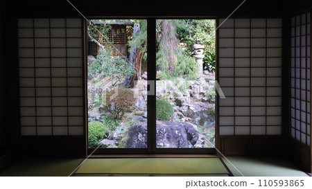 從日式房間看日本庭園 110593865